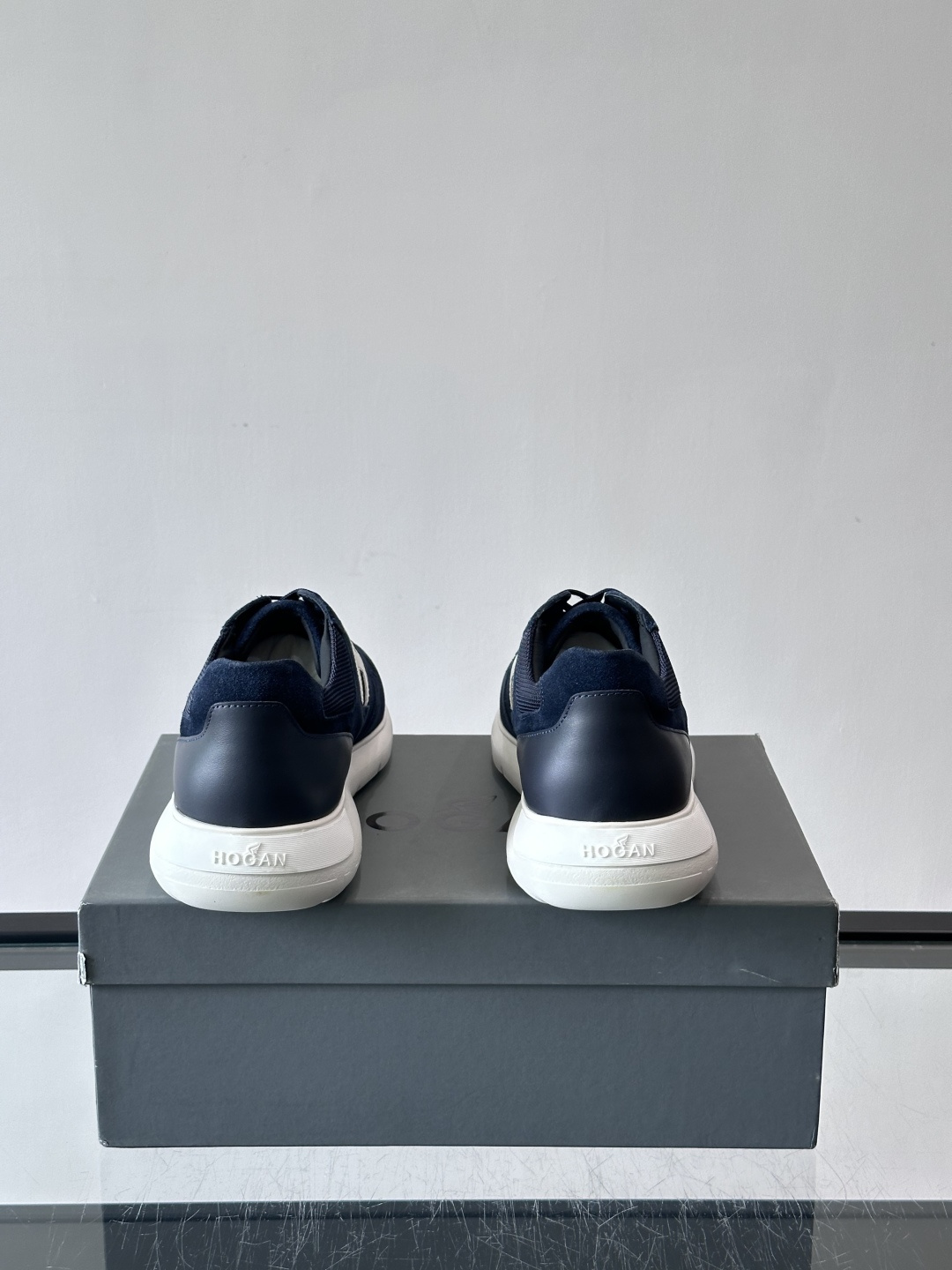 Hogan男士休闲运动鞋，经典品牌，麂皮+真皮拼接，白色“H”标志超有辨识度！鞋底轻质橡胶，抓地力和缓震