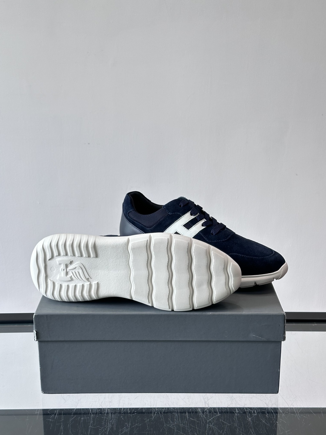 Hogan男士休闲运动鞋，经典品牌，麂皮+真皮拼接，白色“H”标志超有辨识度！鞋底轻质橡胶，抓地力和缓震