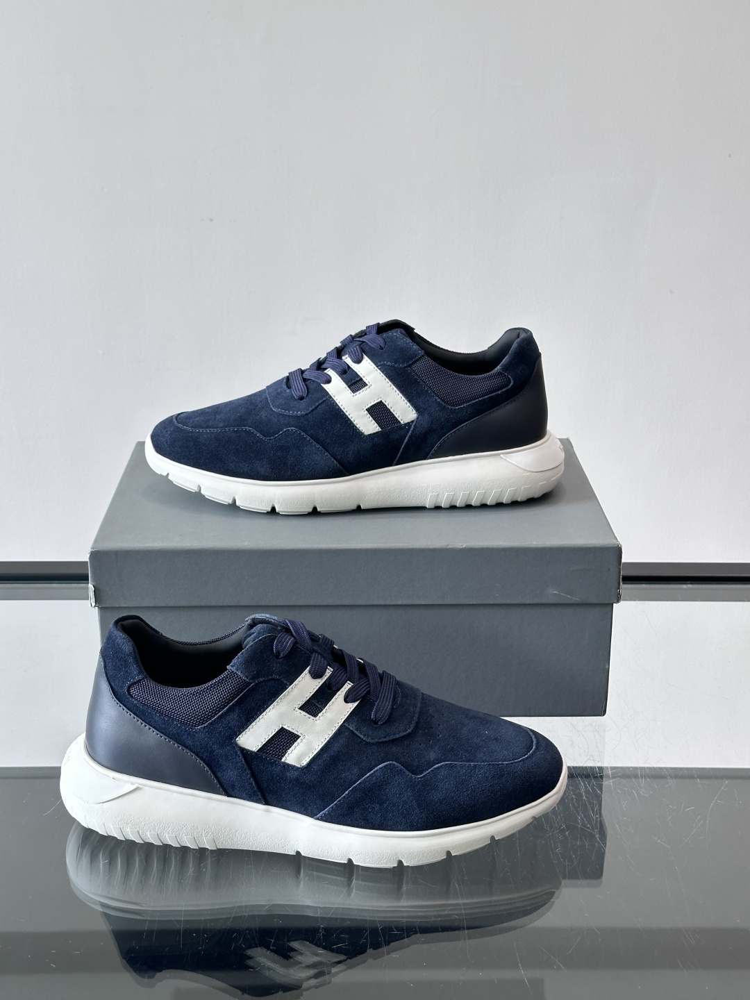 Hogan男士休闲运动鞋，经典品牌，麂皮+真皮拼接，白色“H”标志超有辨识度！鞋底轻质橡胶，抓地力和缓震