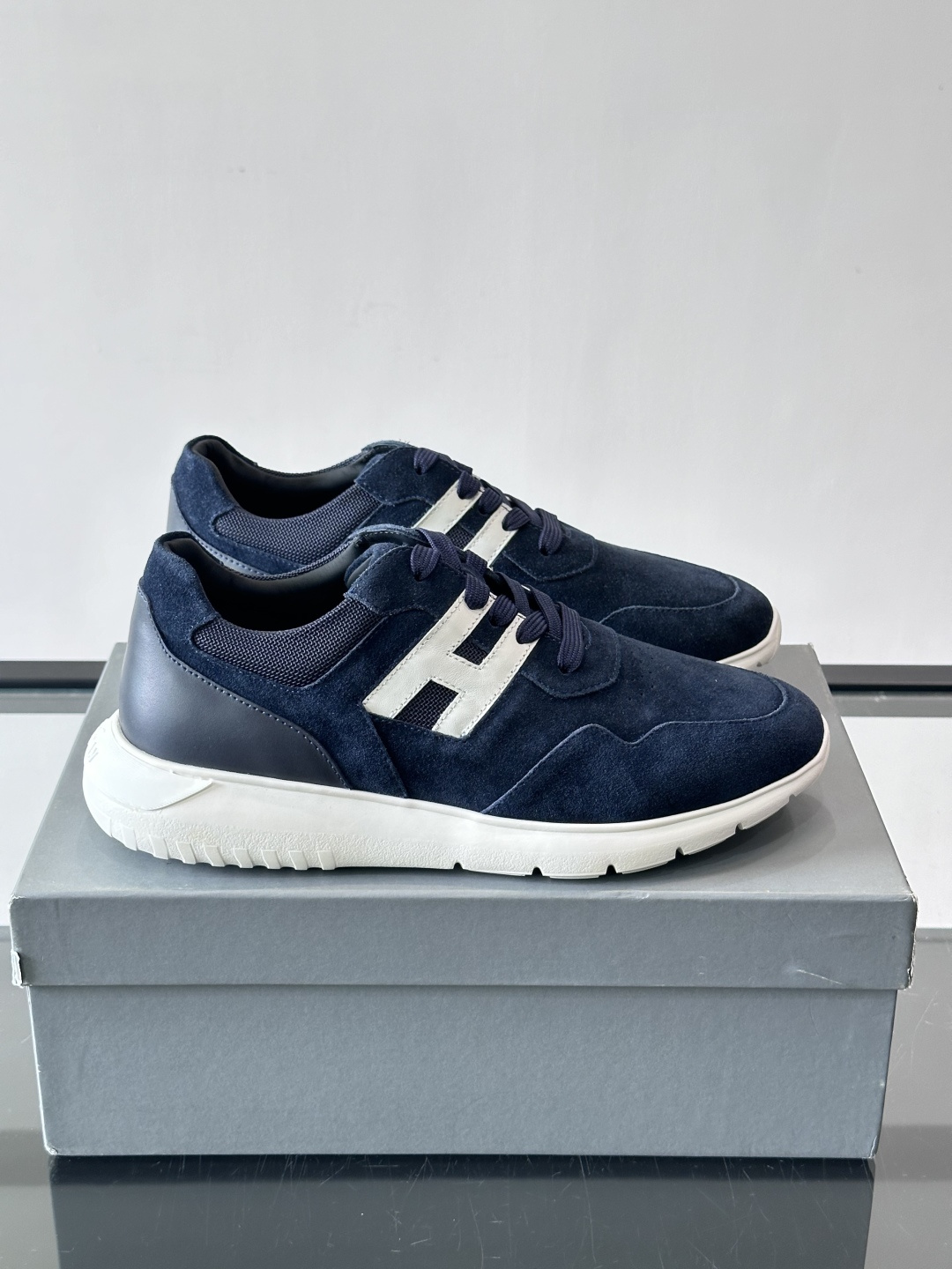Hogan男士休闲运动鞋，经典品牌，麂皮+真皮拼接，白色“H”标志超有辨识度！鞋底轻质橡胶，抓地力和缓震