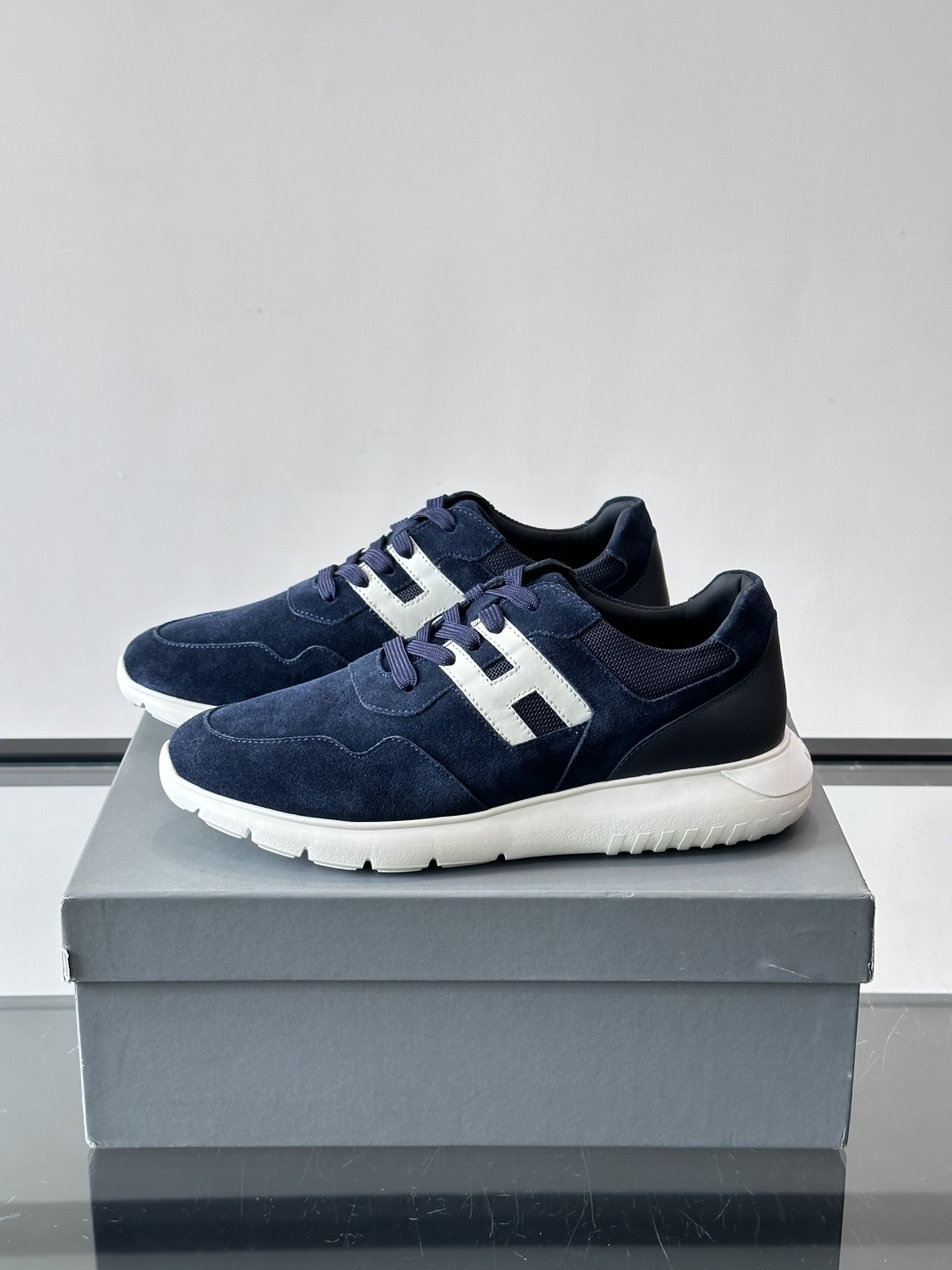 Hogan男士休闲运动鞋，经典品牌，麂皮+真皮拼接，白色“H”标志超有辨识度！鞋底轻质橡胶，抓地力和缓震