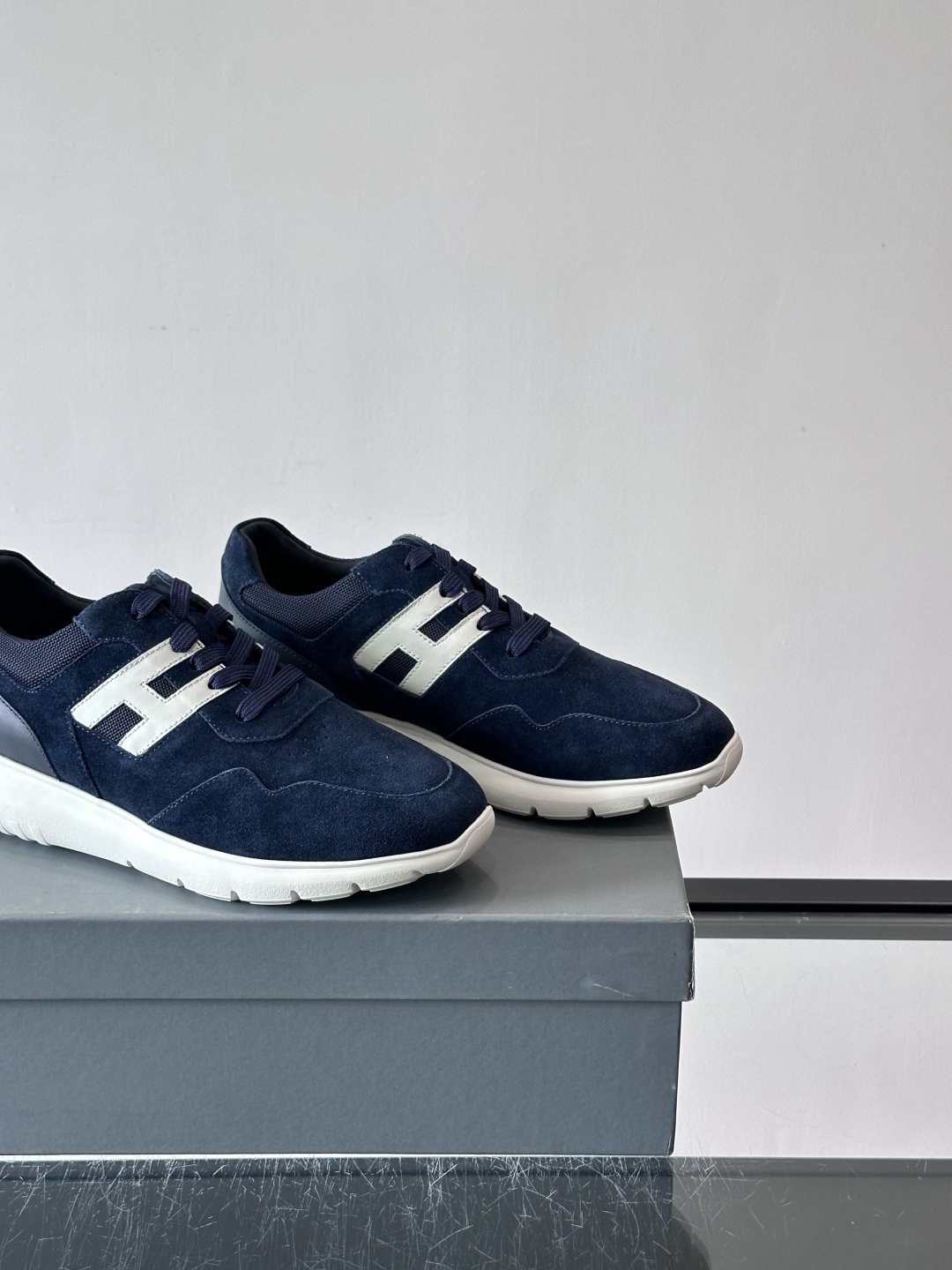 Hogan男士休闲运动鞋，经典品牌，麂皮+真皮拼接，白色“H”标志超有辨识度！鞋底轻质橡胶，抓地力和缓震