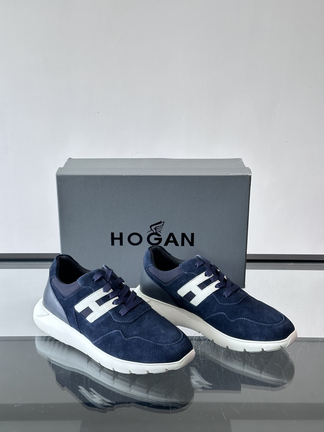 Hogan男士休闲运动鞋，经典品牌，麂皮+真皮拼接，白色“H”标志超有辨识度！鞋底轻质橡胶，抓地力和缓震