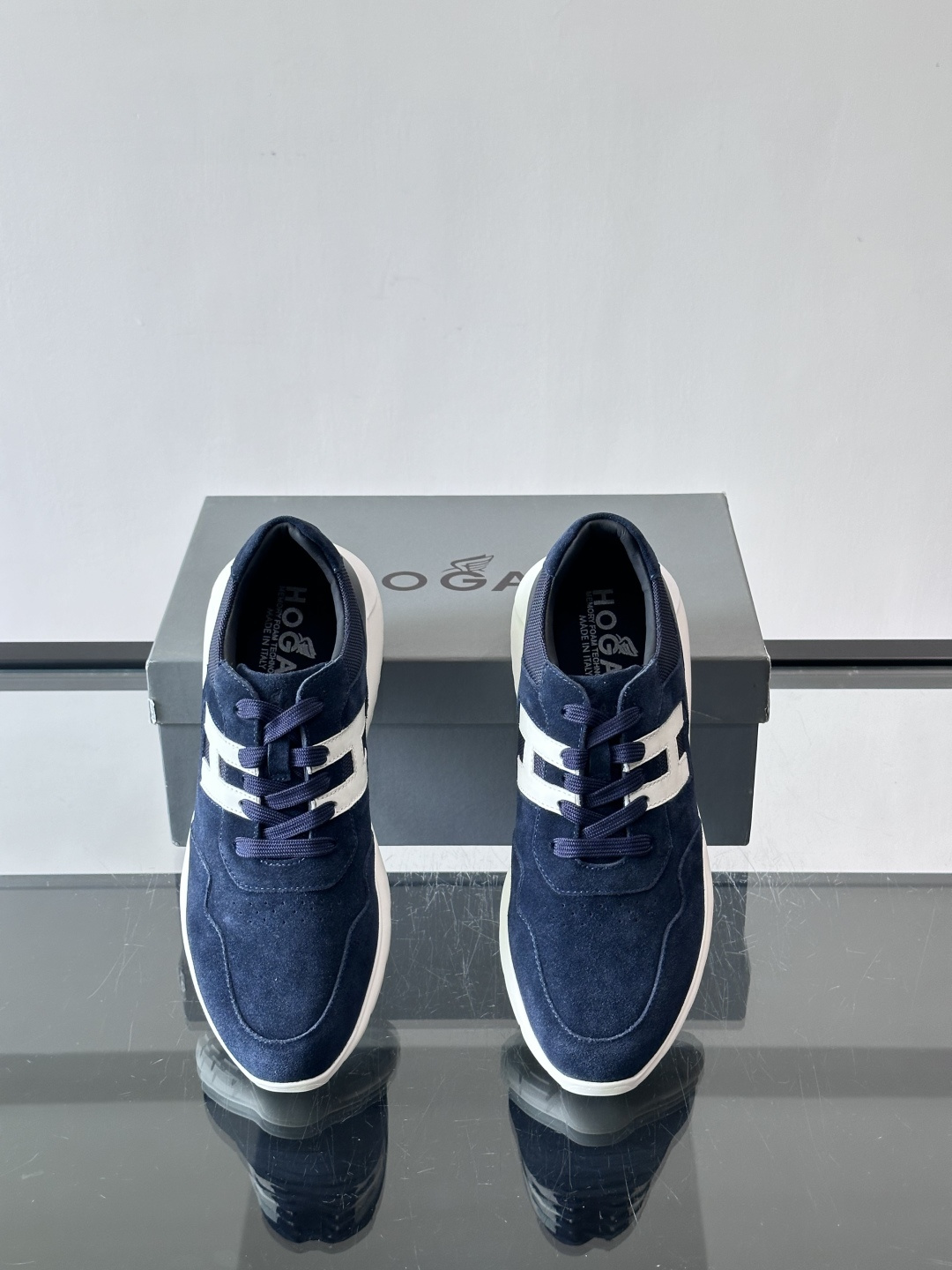 Hogan男士休闲运动鞋，经典品牌，麂皮+真皮拼接，白色“H”标志超有辨识度！鞋底轻质橡胶，抓地力和缓震