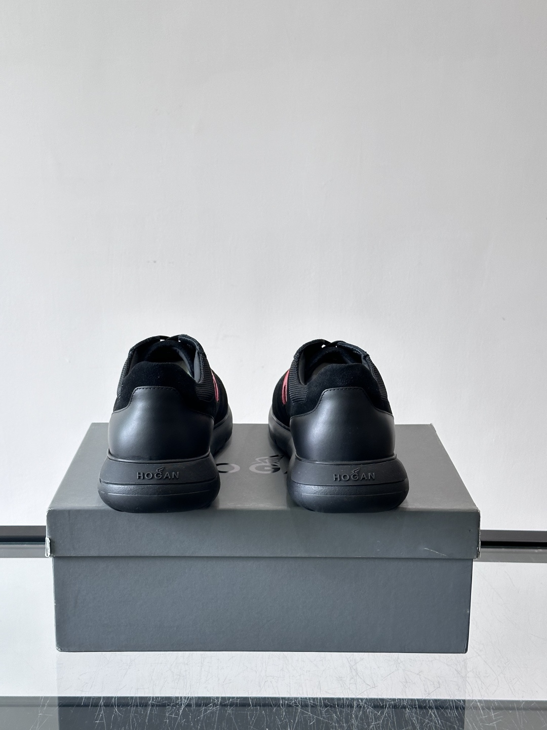Hogan男士休闲运动鞋，经典品牌，麂皮+真皮拼接，白色“H”标志超有辨识度！鞋底轻质橡胶，抓地力和缓震
