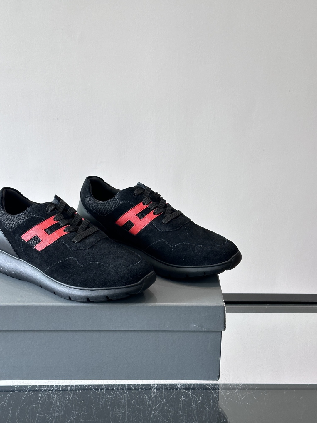 Hogan男士休闲运动鞋，经典品牌，麂皮+真皮拼接，白色“H”标志超有辨识度！鞋底轻质橡胶，抓地力和缓震