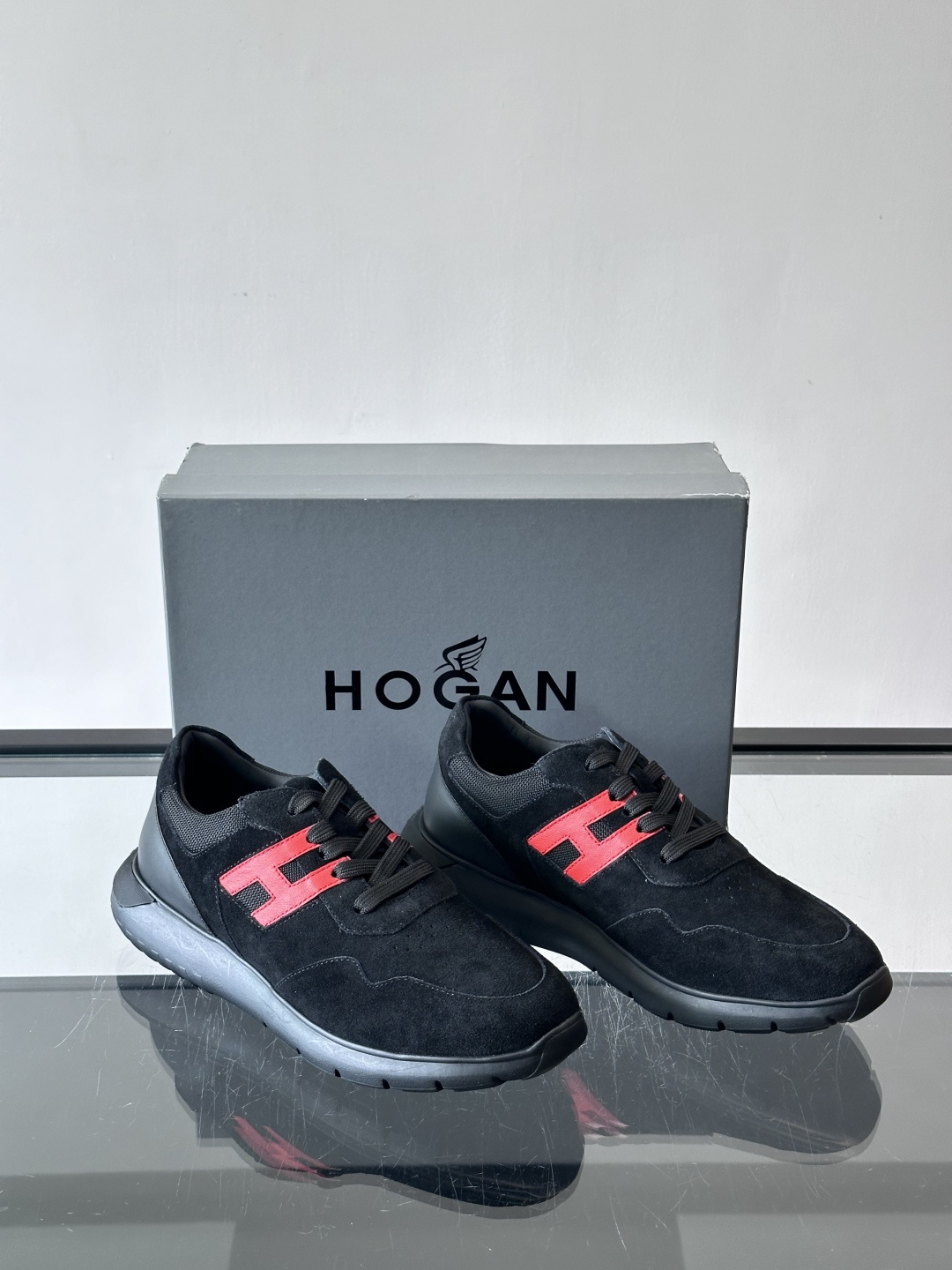 Hogan男士休闲运动鞋，经典品牌，麂皮+真皮拼接，白色“H”标志超有辨识度！鞋底轻质橡胶，抓地力和缓震