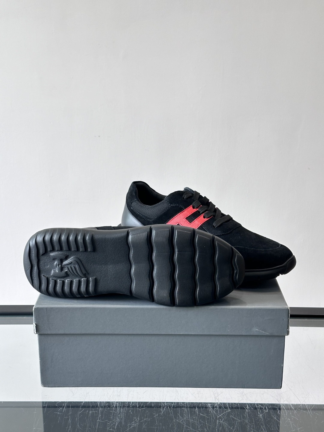 Hogan男士休闲运动鞋，经典品牌，麂皮+真皮拼接，白色“H”标志超有辨识度！鞋底轻质橡胶，抓地力和缓震