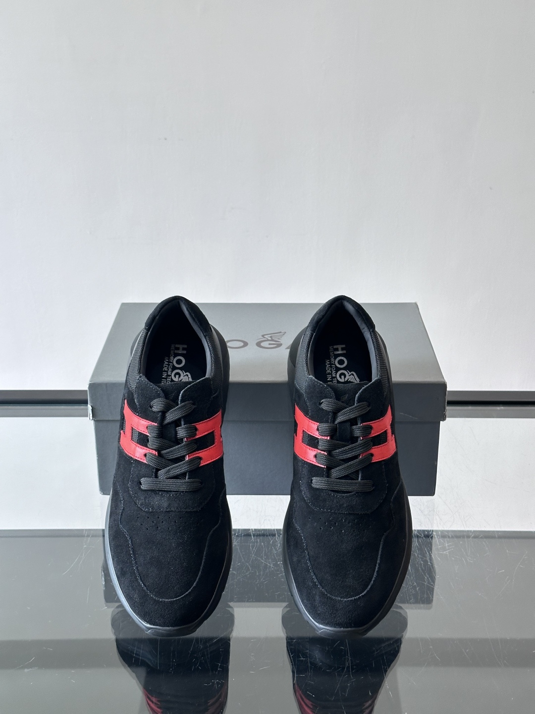 Hogan男士休闲运动鞋，经典品牌，麂皮+真皮拼接，白色“H”标志超有辨识度！鞋底轻质橡胶，抓地力和缓震