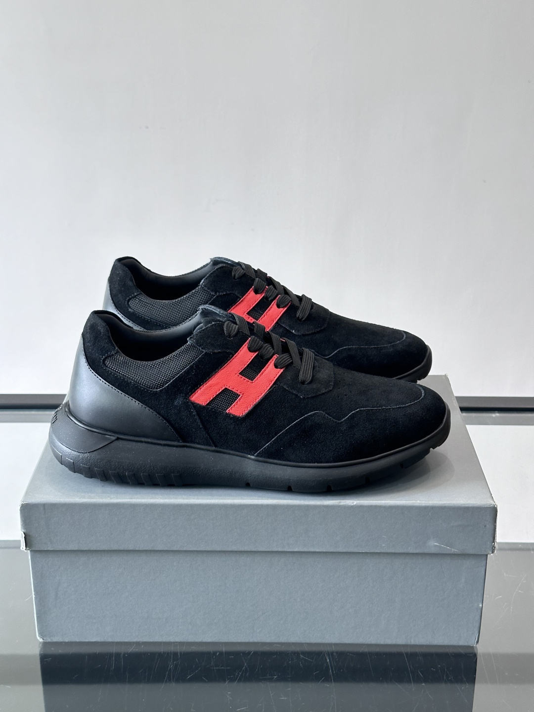 Hogan男士休闲运动鞋，经典品牌，麂皮+真皮拼接，白色“H”标志超有辨识度！鞋底轻质橡胶，抓地力和缓震