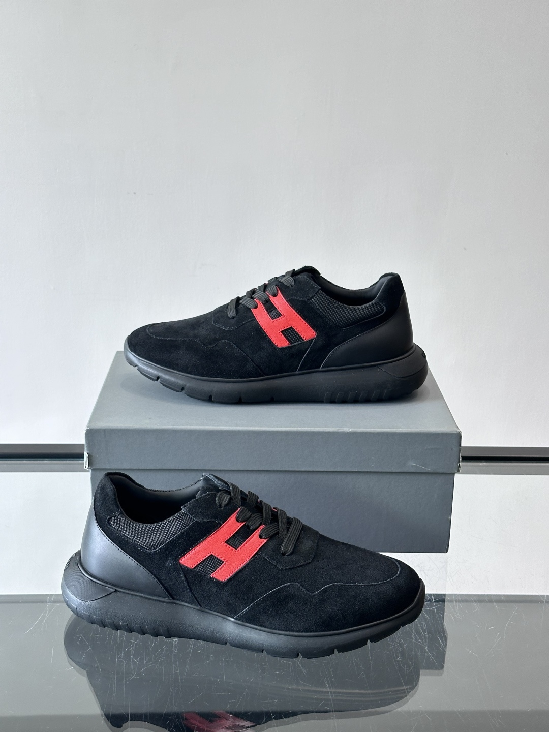 Hogan男士休闲运动鞋，经典品牌，麂皮+真皮拼接，白色“H”标志超有辨识度！鞋底轻质橡胶，抓地力和缓震