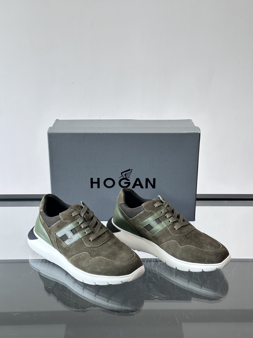 Hogan男士休闲运动鞋，经典品牌，麂皮+真皮拼接，白色“H”标志超有辨识度！鞋底轻质橡胶，抓地力和缓震
