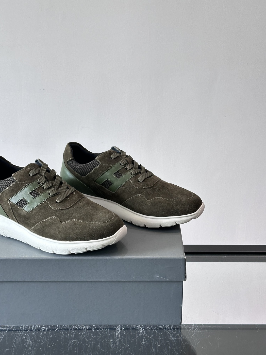 Hogan男士休闲运动鞋，经典品牌，麂皮+真皮拼接，白色“H”标志超有辨识度！鞋底轻质橡胶，抓地力和缓震