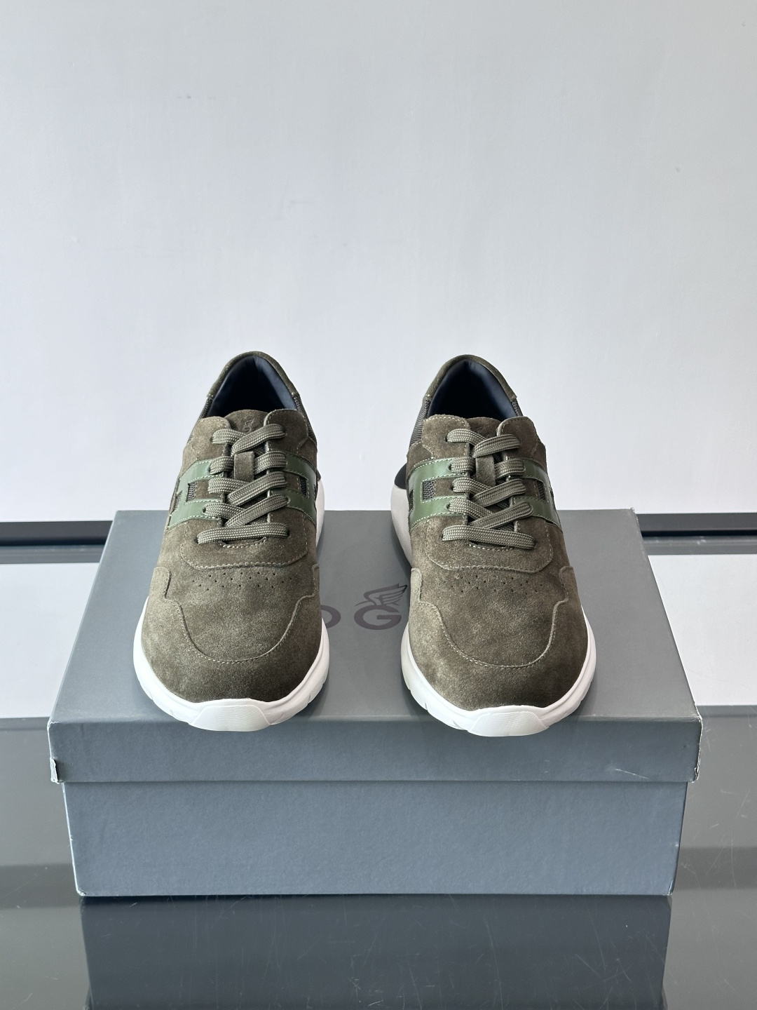 Hogan男士休闲运动鞋，经典品牌，麂皮+真皮拼接，白色“H”标志超有辨识度！鞋底轻质橡胶，抓地力和缓震