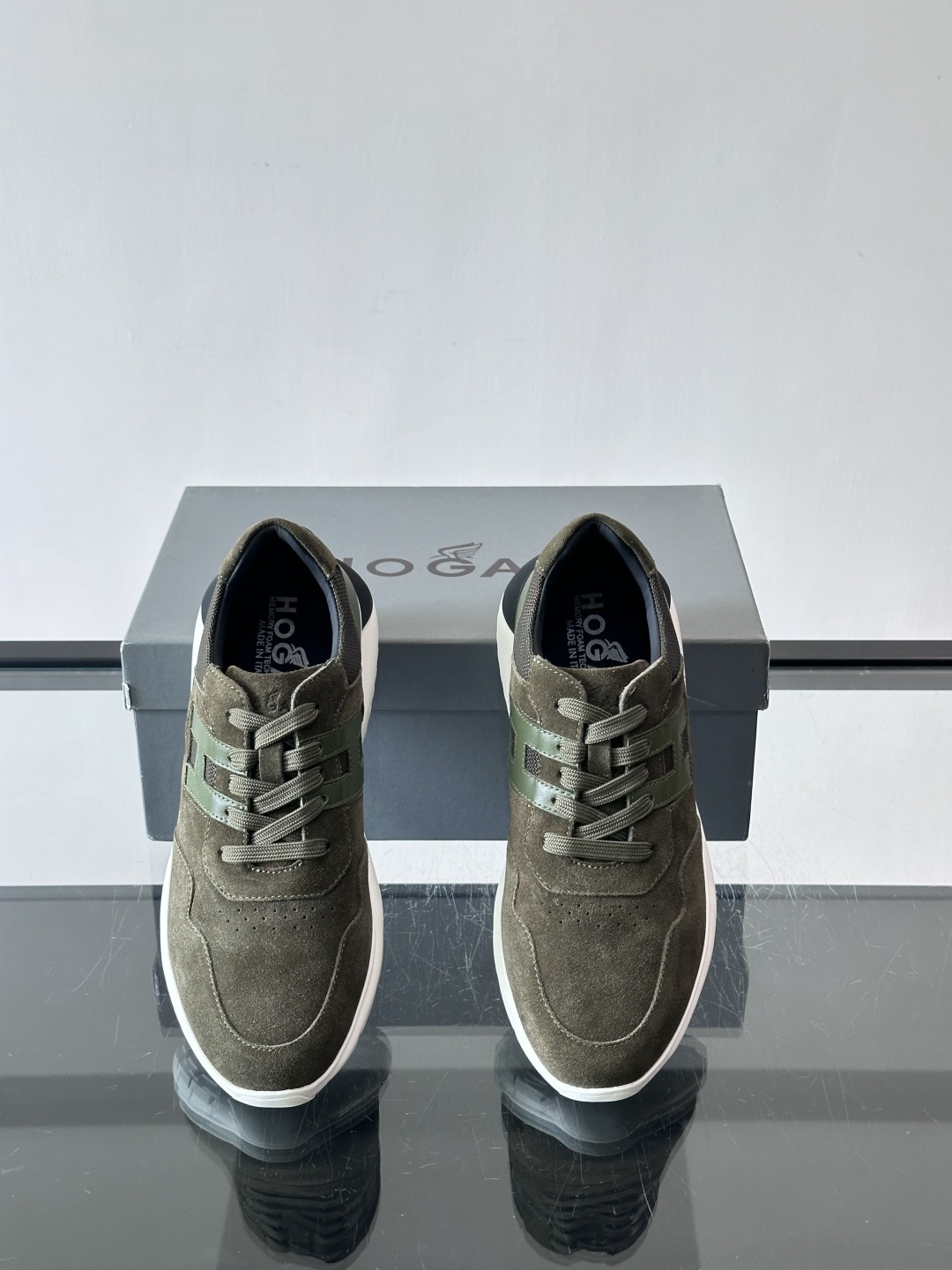 Hogan男士休闲运动鞋，经典品牌，麂皮+真皮拼接，白色“H”标志超有辨识度！鞋底轻质橡胶，抓地力和缓震