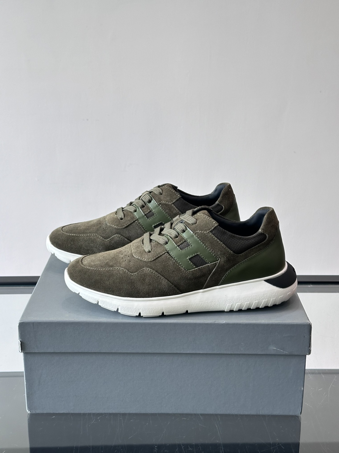 Hogan男士休闲运动鞋，经典品牌，麂皮+真皮拼接，白色“H”标志超有辨识度！鞋底轻质橡胶，抓地力和缓震