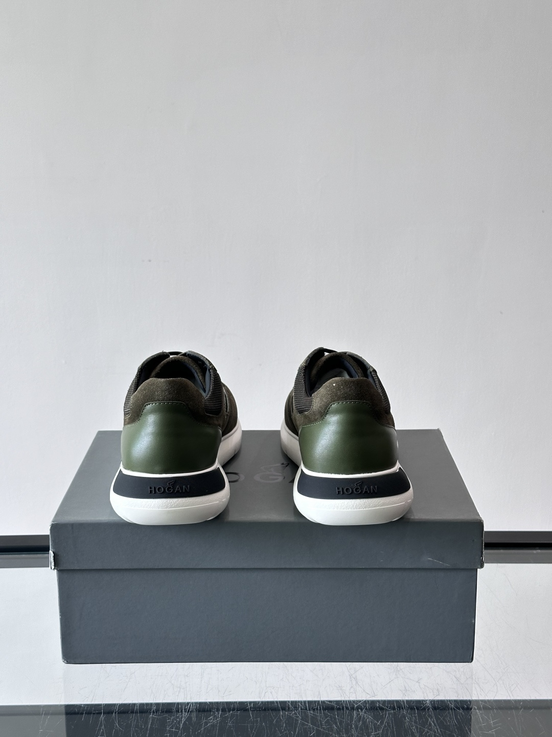 Hogan男士休闲运动鞋，经典品牌，麂皮+真皮拼接，白色“H”标志超有辨识度！鞋底轻质橡胶，抓地力和缓震