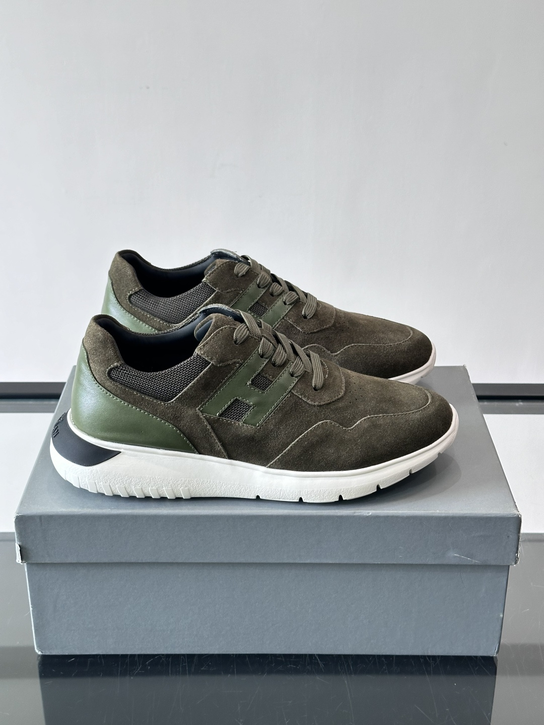 Hogan男士休闲运动鞋，经典品牌，麂皮+真皮拼接，白色“H”标志超有辨识度！鞋底轻质橡胶，抓地力和缓震