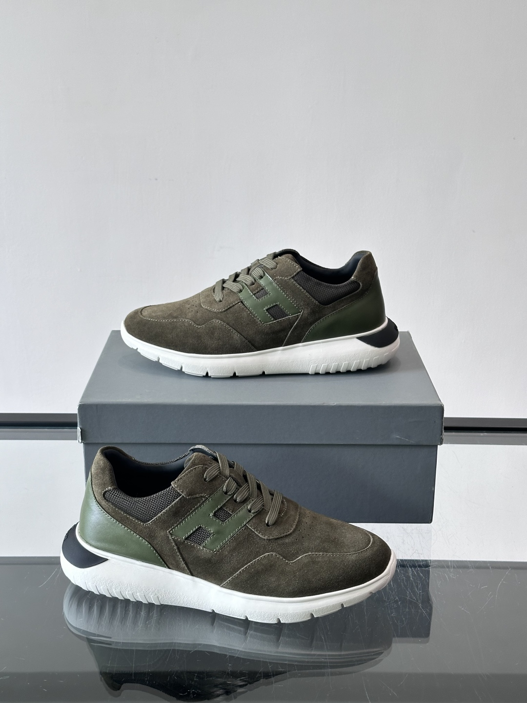 Hogan男士休闲运动鞋，经典品牌，麂皮+真皮拼接，白色“H”标志超有辨识度！鞋底轻质橡胶，抓地力和缓震