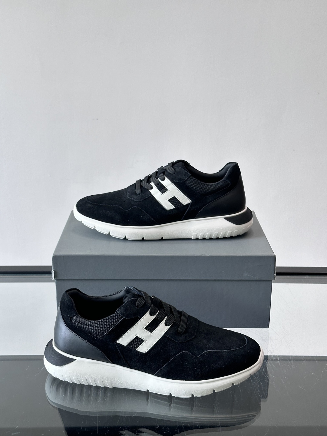 Hogan男士休闲运动鞋，经典品牌，麂皮+真皮拼接，白色“H”标志超有辨识度！鞋底轻质橡胶，抓地力和缓震