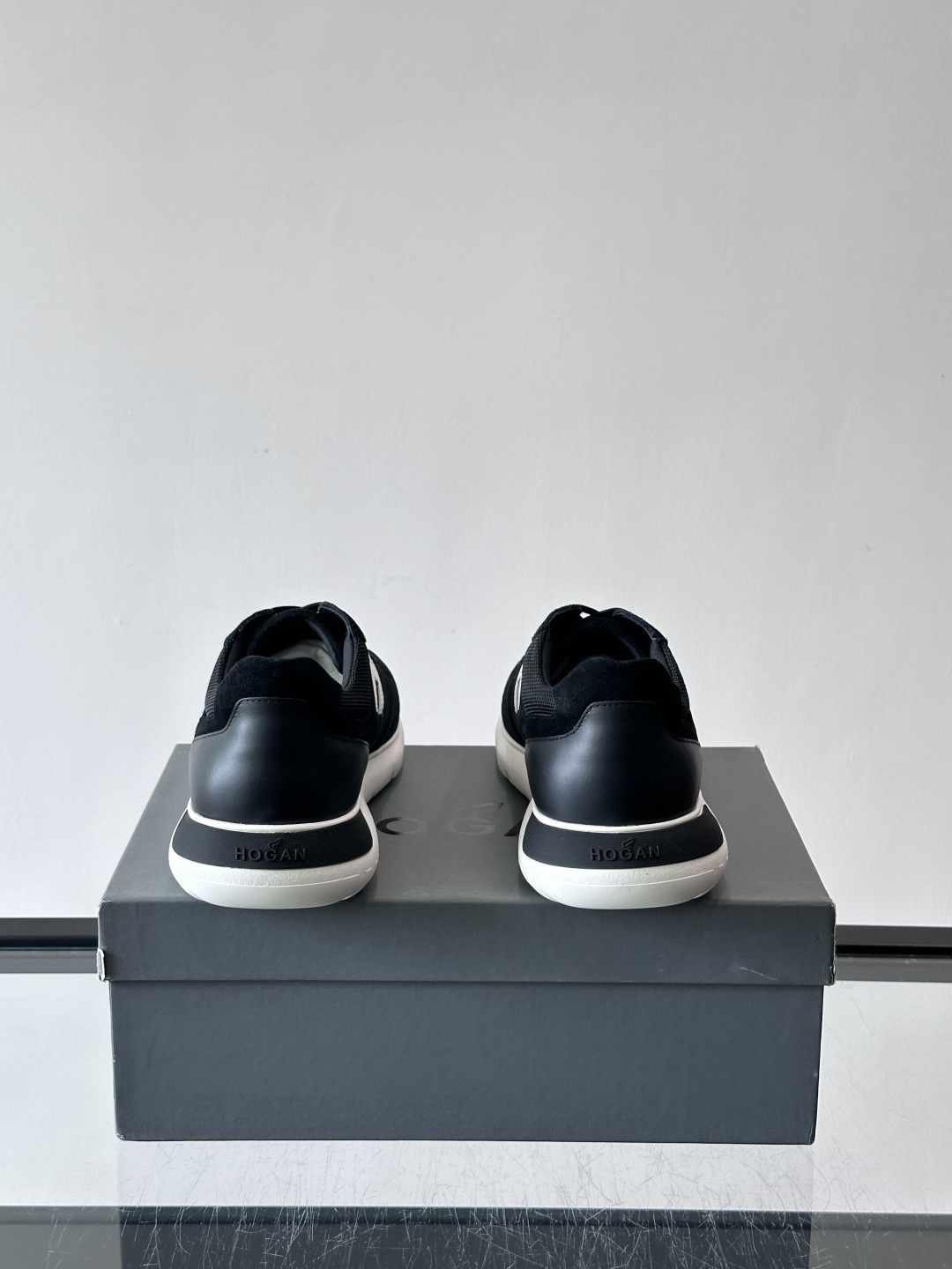 Hogan男士休闲运动鞋，经典品牌，麂皮+真皮拼接，白色“H”标志超有辨识度！鞋底轻质橡胶，抓地力和缓震