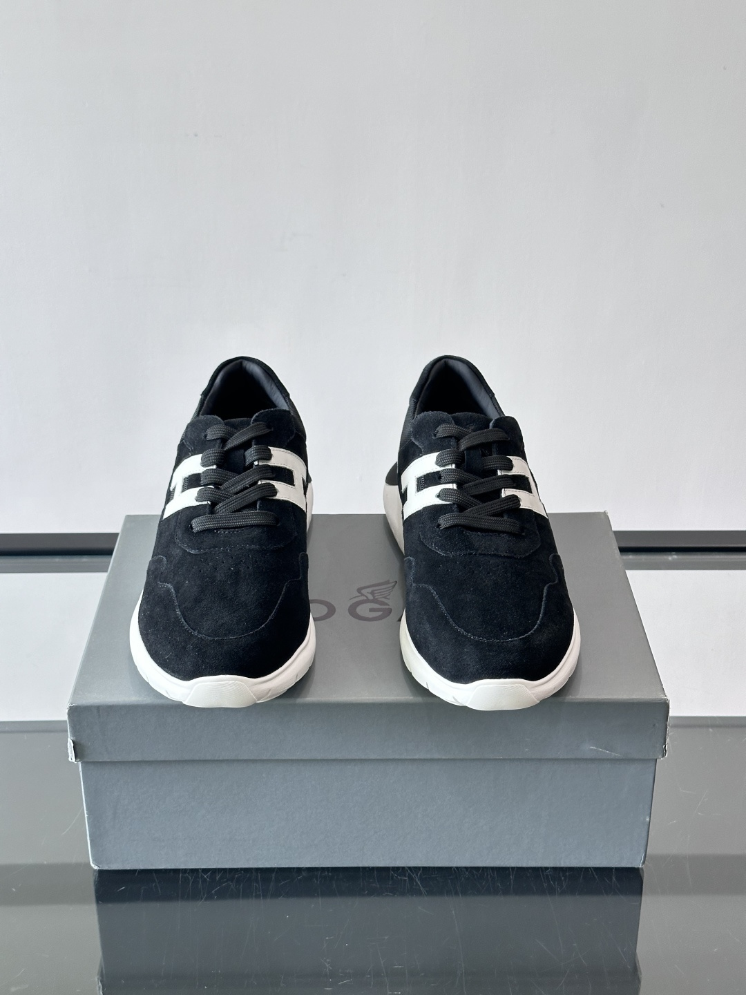 Hogan男士休闲运动鞋，经典品牌，麂皮+真皮拼接，白色“H”标志超有辨识度！鞋底轻质橡胶，抓地力和缓震