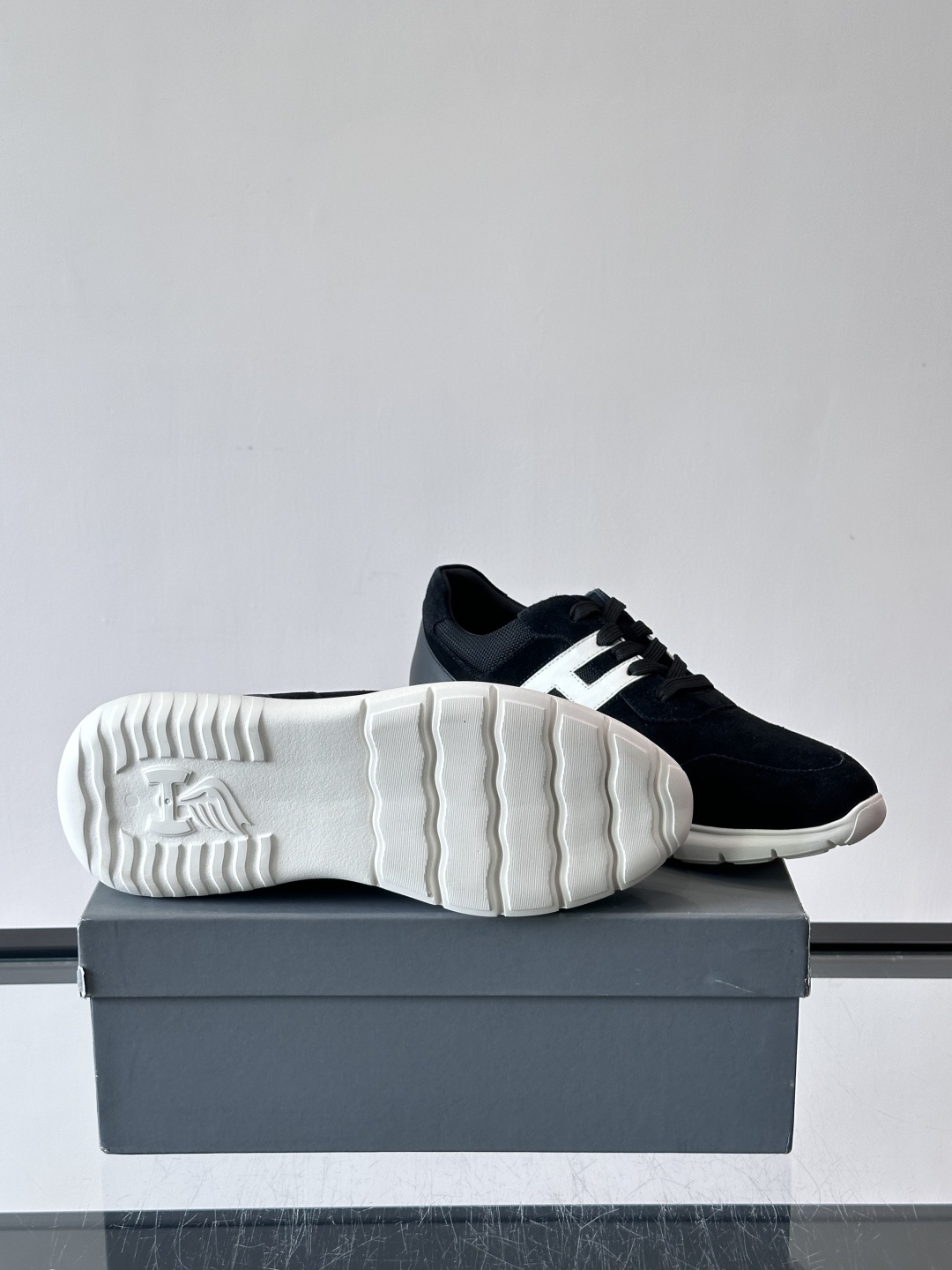 Hogan男士休闲运动鞋，经典品牌，麂皮+真皮拼接，白色“H”标志超有辨识度！鞋底轻质橡胶，抓地力和缓震