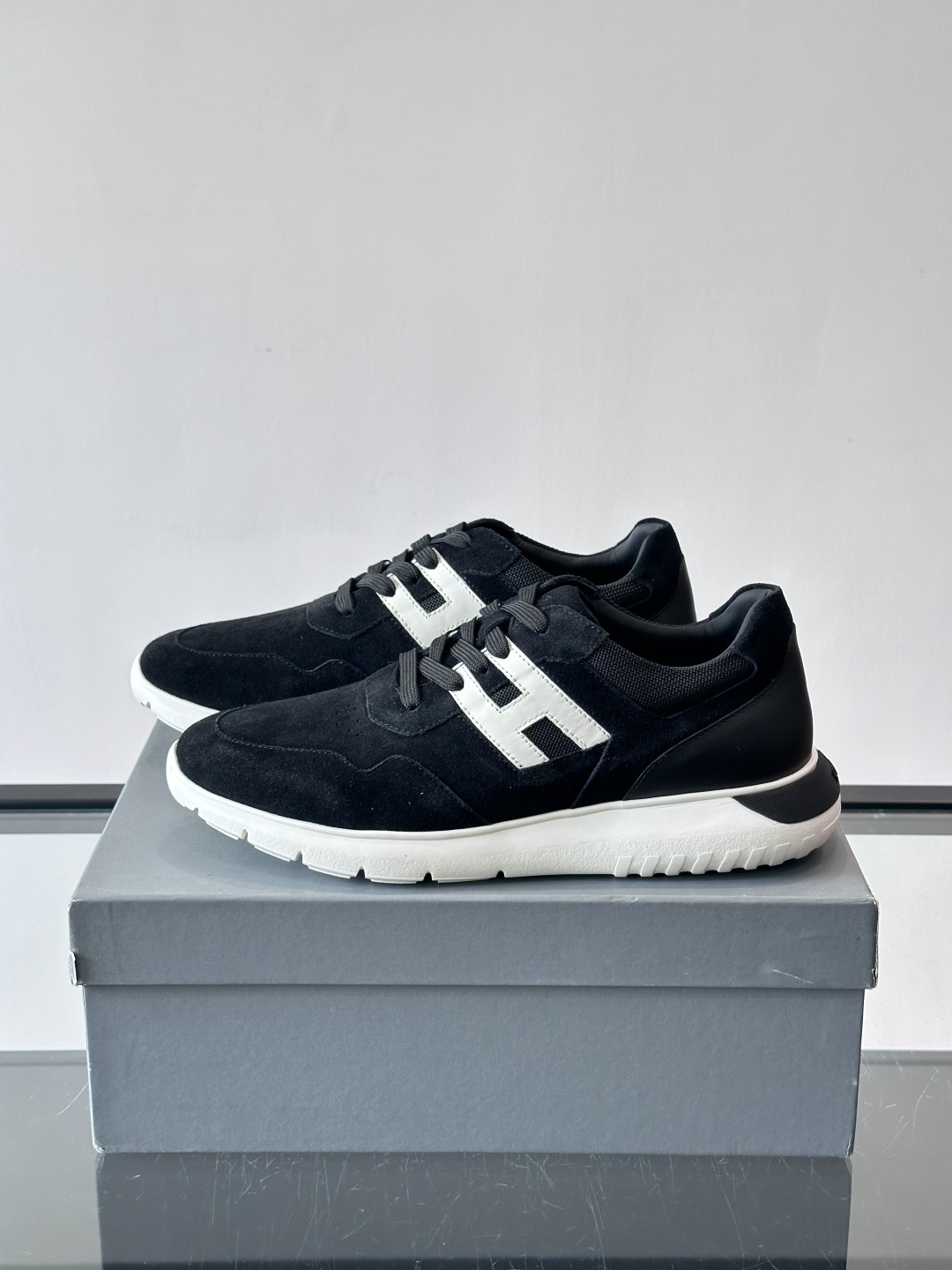 Hogan男士休闲运动鞋，经典品牌，麂皮+真皮拼接，白色“H”标志超有辨识度！鞋底轻质橡胶，抓地力和缓震