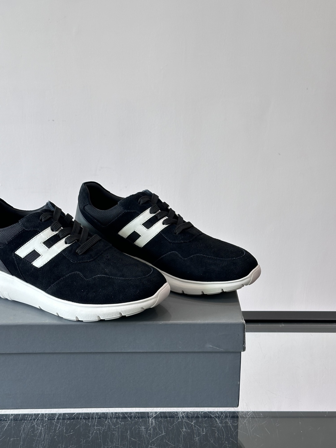 Hogan男士休闲运动鞋，经典品牌，麂皮+真皮拼接，白色“H”标志超有辨识度！鞋底轻质橡胶，抓地力和缓震