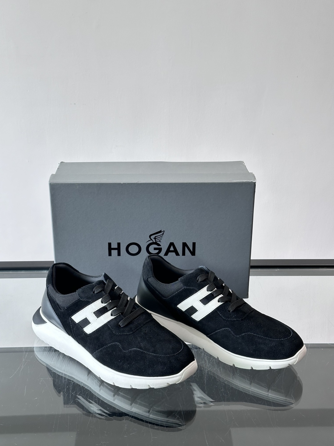 Hogan男士休闲运动鞋，经典品牌，麂皮+真皮拼接，白色“H”标志超有辨识度！鞋底轻质橡胶，抓地力和缓震