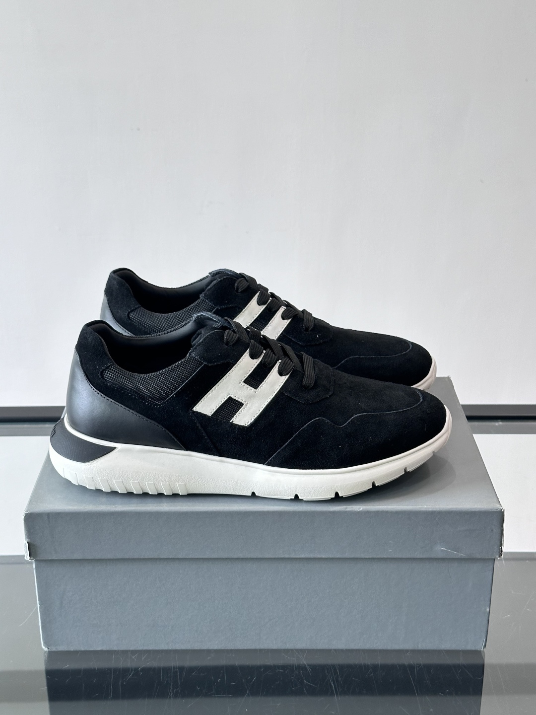 Hogan男士休闲运动鞋，经典品牌，麂皮+真皮拼接，白色“H”标志超有辨识度！鞋底轻质橡胶，抓地力和缓震