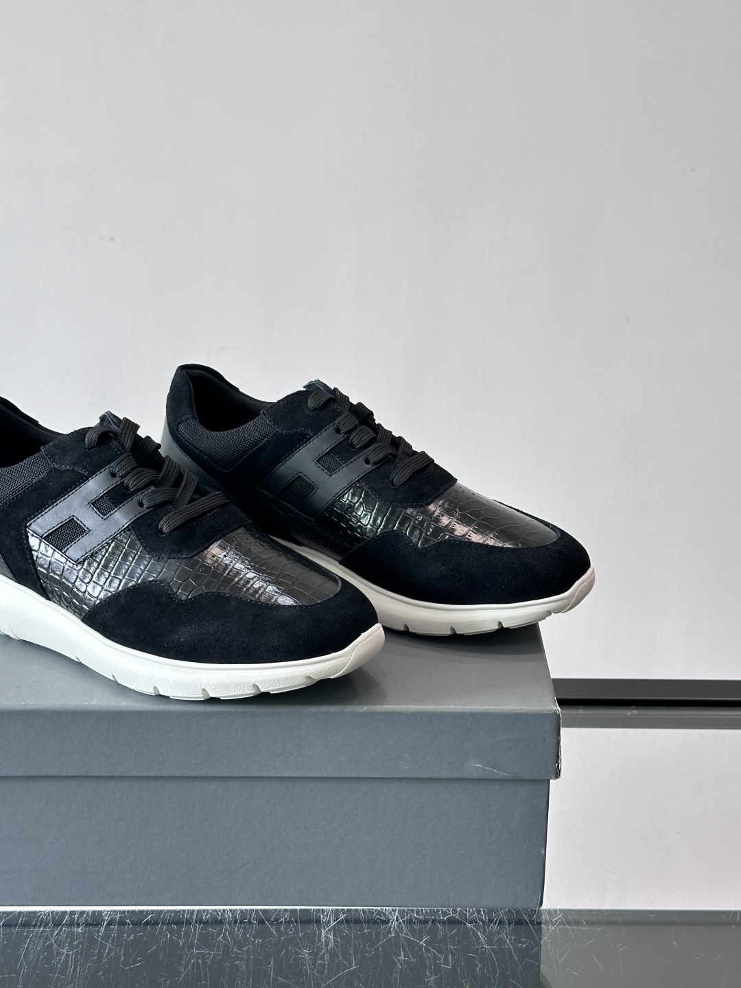 Hogan H345男士休闲运动鞋​​👟意大利奢侈品牌Hogan的H345棕色运动鞋，采用麂皮+蛇纹皮革