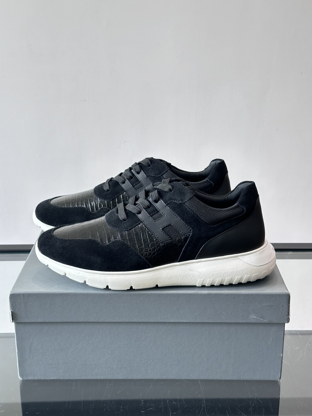 Hogan H345男士休闲运动鞋​​👟意大利奢侈品牌Hogan的H345棕色运动鞋，采用麂皮+蛇纹皮革