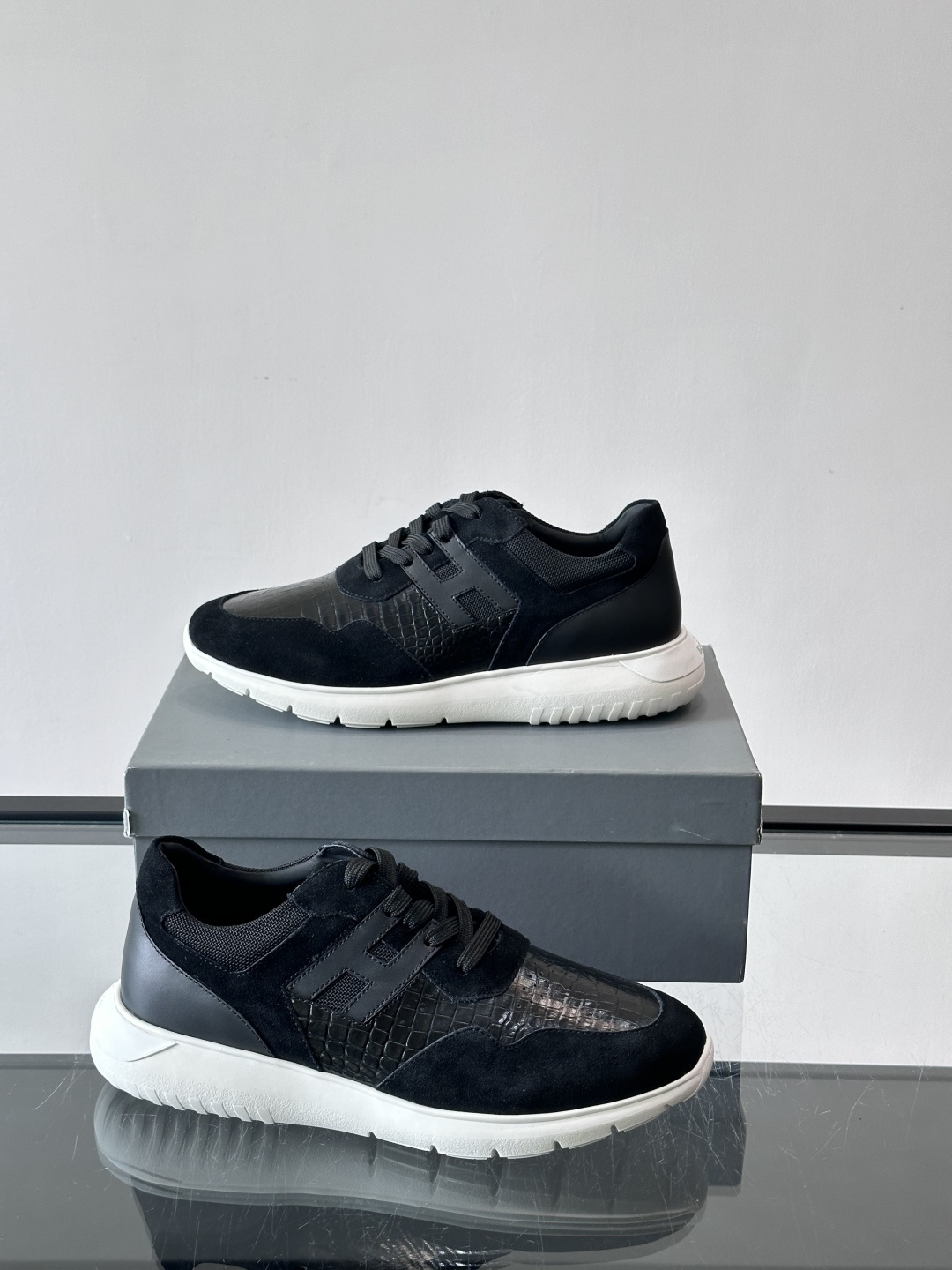 Hogan H345男士休闲运动鞋​​👟意大利奢侈品牌Hogan的H345棕色运动鞋，采用麂皮+蛇纹皮革