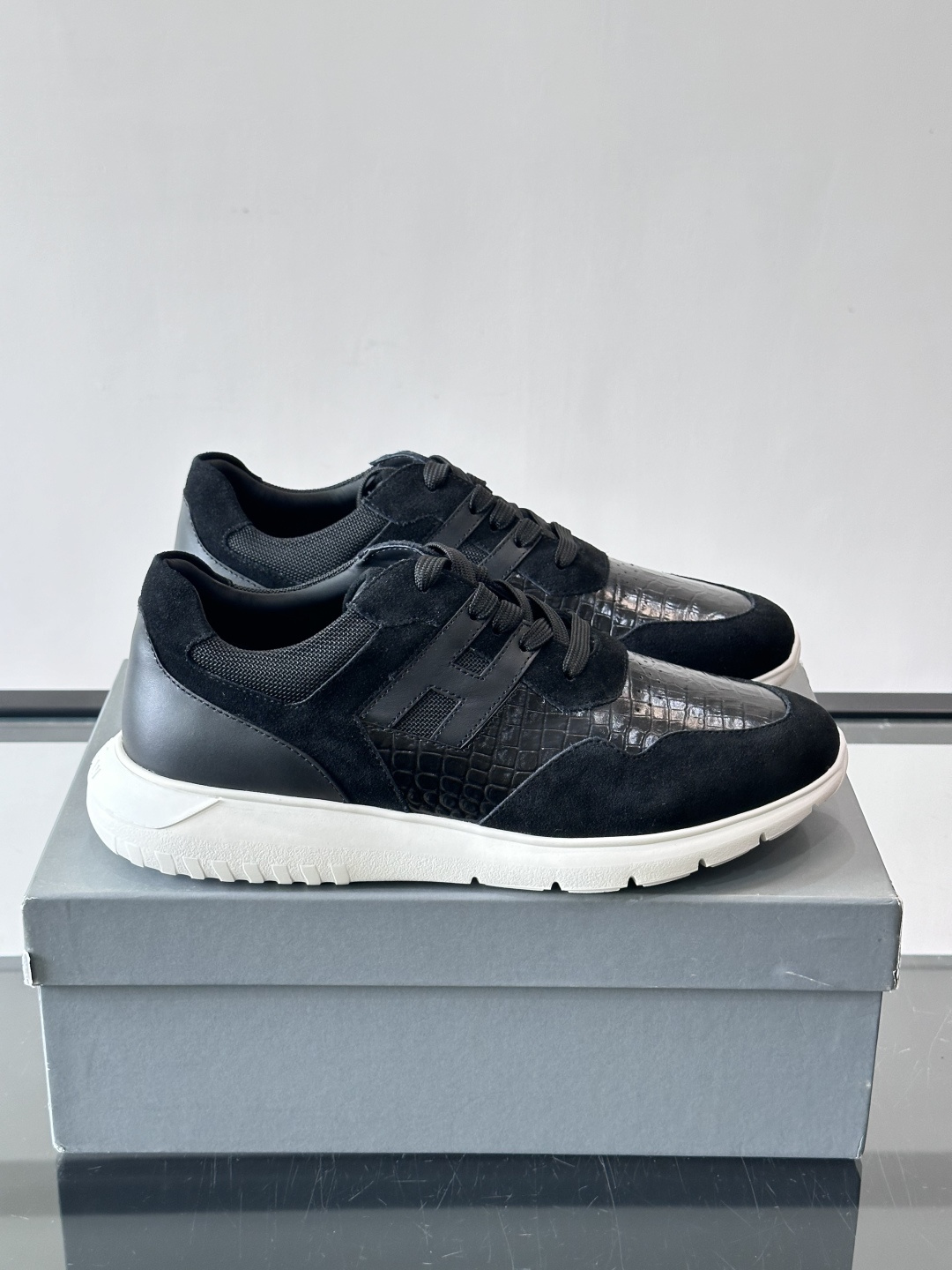 Hogan H345男士休闲运动鞋​​👟意大利奢侈品牌Hogan的H345棕色运动鞋，采用麂皮+蛇纹皮革