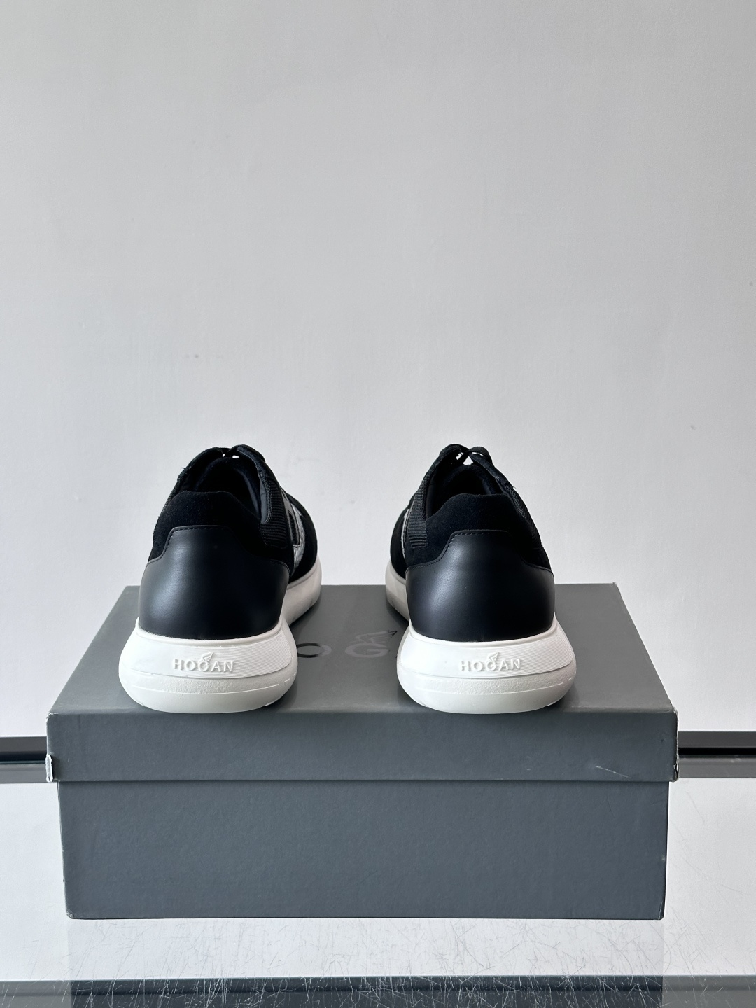 Hogan H345男士休闲运动鞋​​👟意大利奢侈品牌Hogan的H345棕色运动鞋，采用麂皮+蛇纹皮革