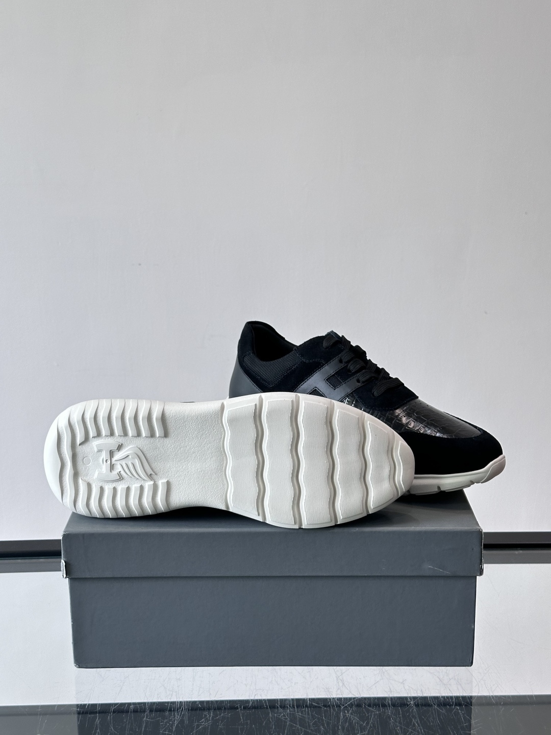 Hogan H345男士休闲运动鞋​​👟意大利奢侈品牌Hogan的H345棕色运动鞋，采用麂皮+蛇纹皮革