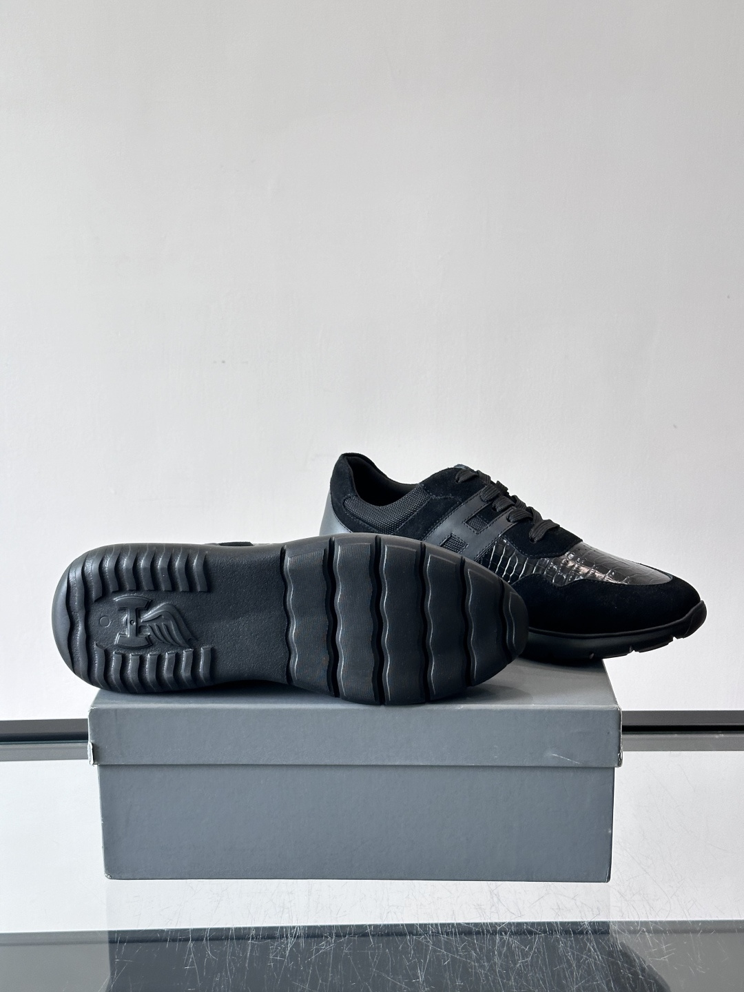 Hogan H345男士休闲运动鞋​​👟意大利奢侈品牌Hogan的H345棕色运动鞋，采用麂皮+蛇纹皮革