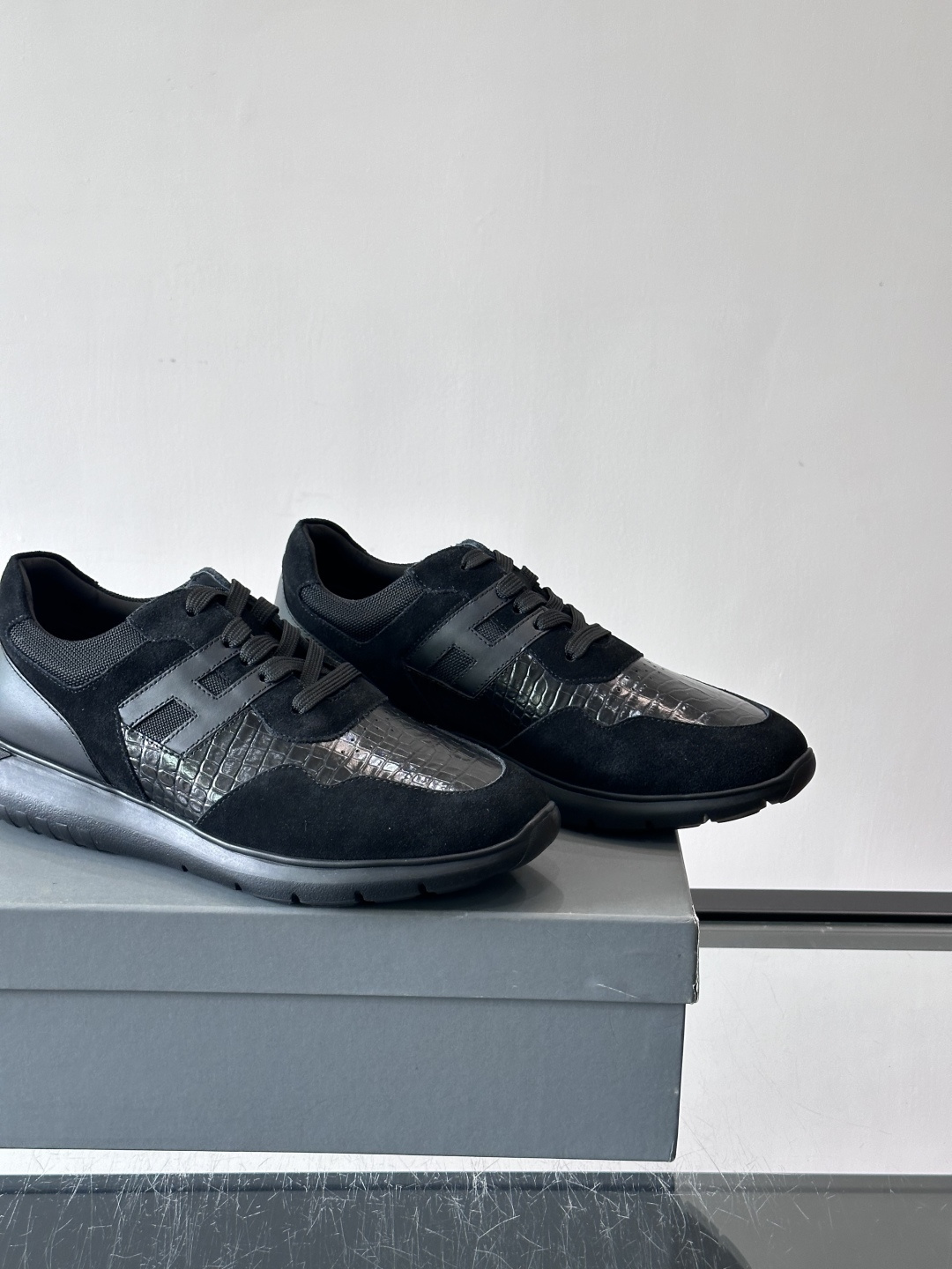 Hogan H345男士休闲运动鞋​​👟意大利奢侈品牌Hogan的H345棕色运动鞋，采用麂皮+蛇纹皮革