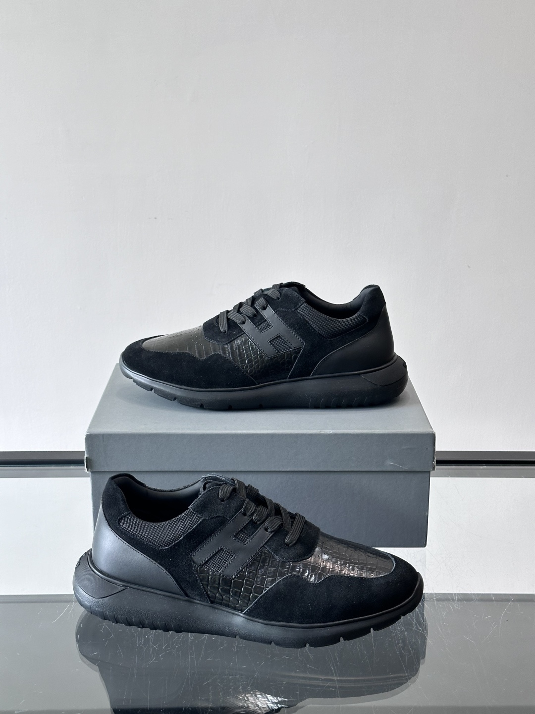 Hogan H345男士休闲运动鞋​​👟意大利奢侈品牌Hogan的H345棕色运动鞋，采用麂皮+蛇纹皮革