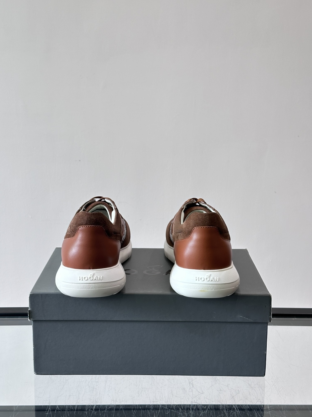 Hogan H345男士休闲运动鞋​​👟意大利奢侈品牌Hogan的H345棕色运动鞋，采用麂皮+蛇纹皮革