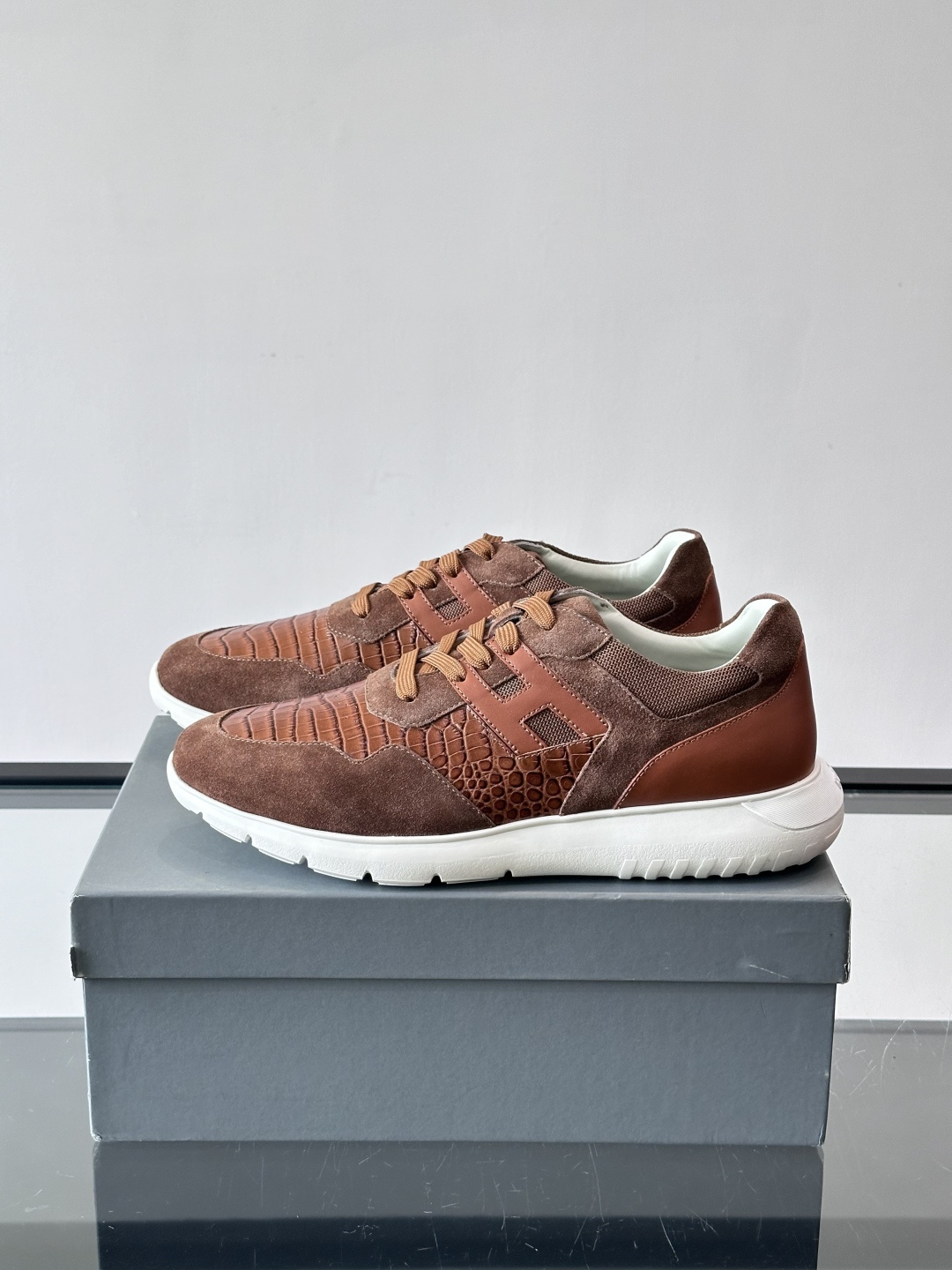 Hogan H345男士休闲运动鞋​​👟意大利奢侈品牌Hogan的H345棕色运动鞋，采用麂皮+蛇纹皮革