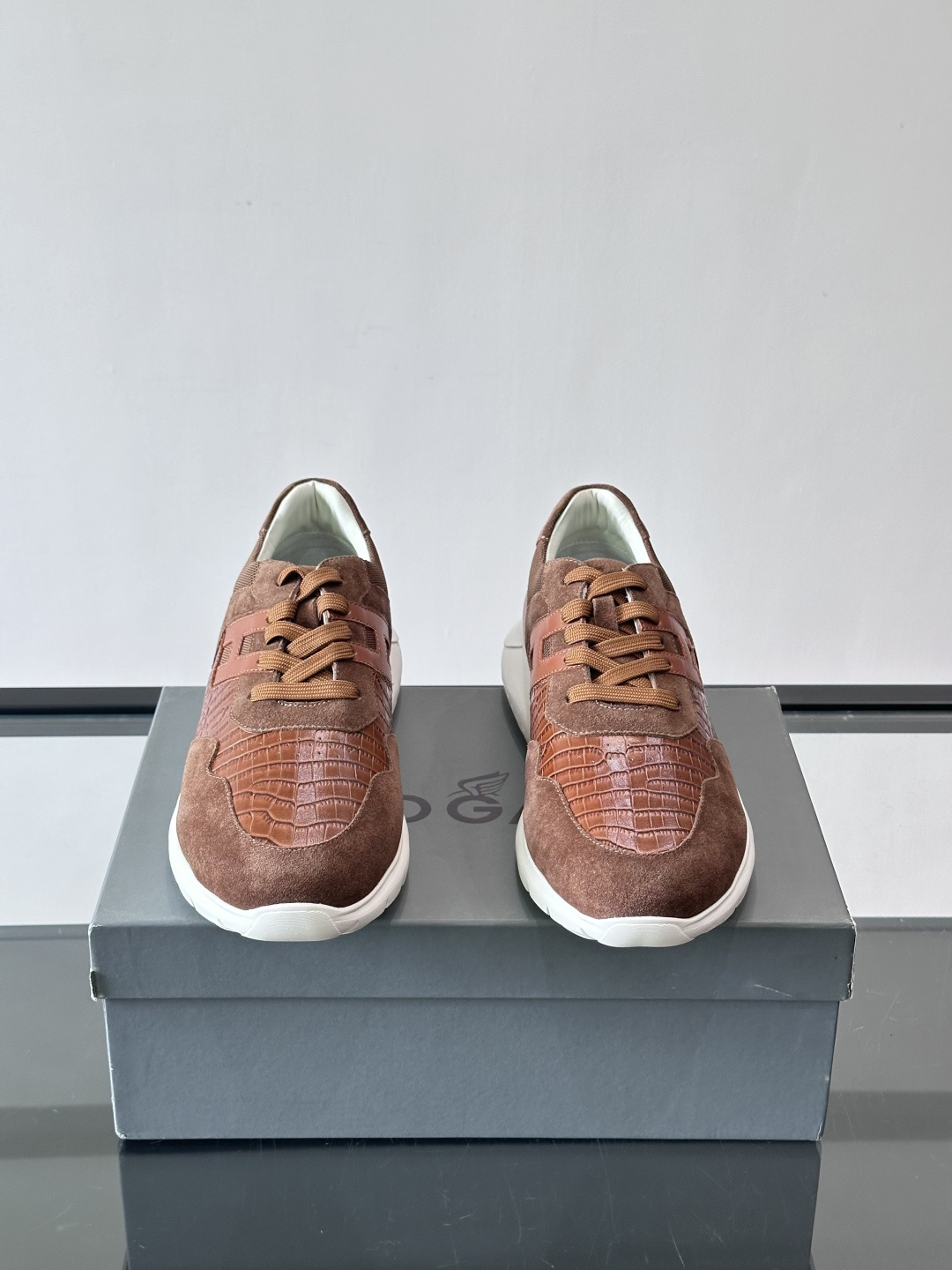 Hogan H345男士休闲运动鞋​​👟意大利奢侈品牌Hogan的H345棕色运动鞋，采用麂皮+蛇纹皮革