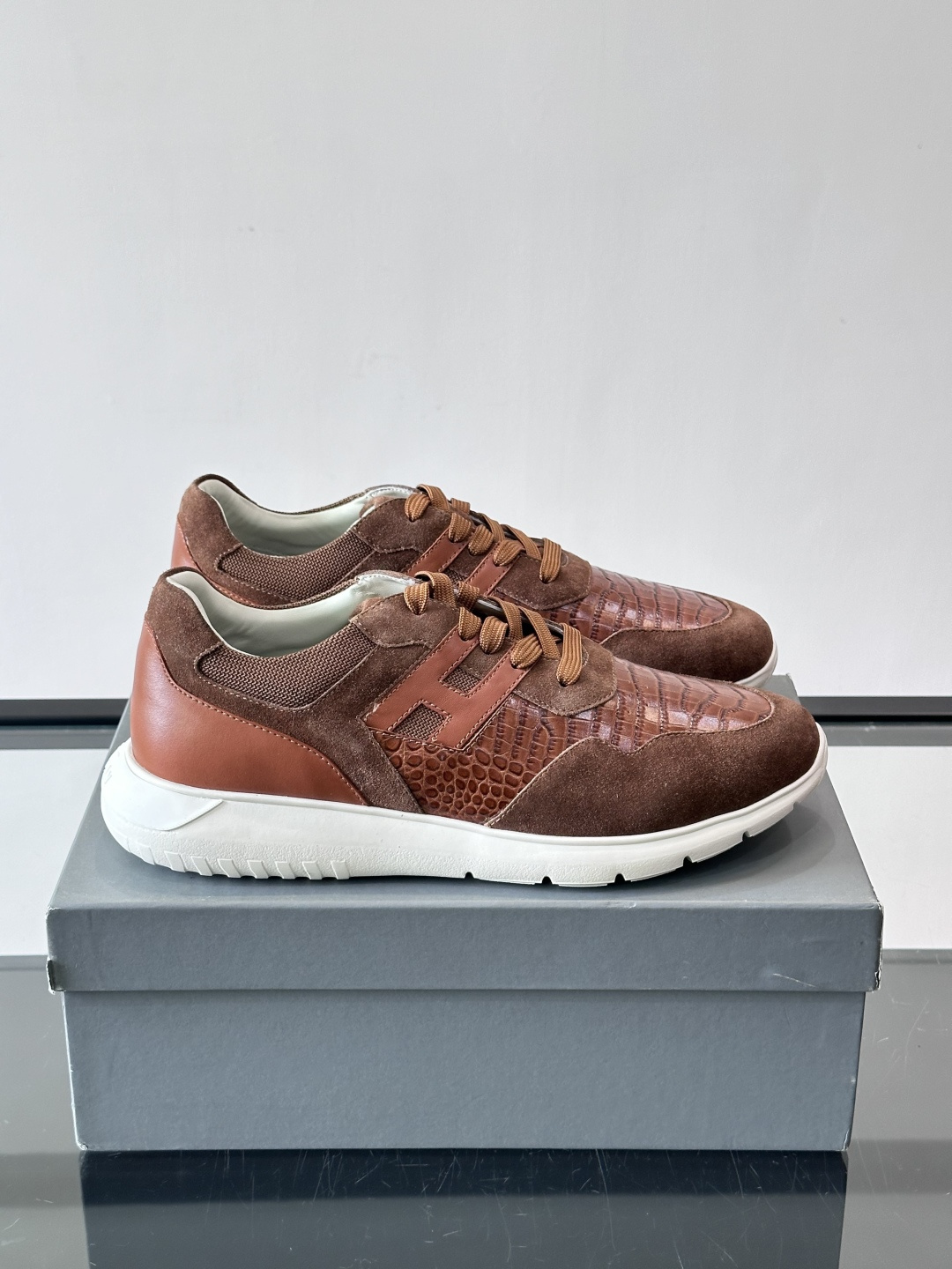 Hogan H345男士休闲运动鞋​​👟意大利奢侈品牌Hogan的H345棕色运动鞋，采用麂皮+蛇纹皮革