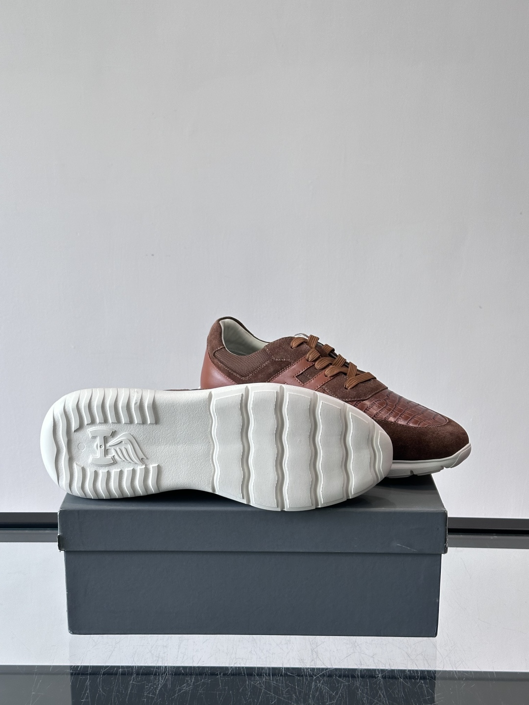 Hogan H345男士休闲运动鞋​​👟意大利奢侈品牌Hogan的H345棕色运动鞋，采用麂皮+蛇纹皮革