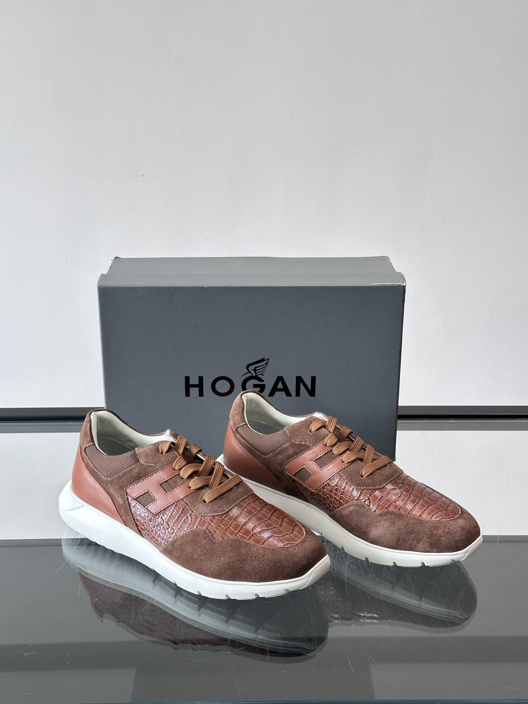 Hogan H345男士休闲运动鞋​​👟意大利奢侈品牌Hogan的H345棕色运动鞋，采用麂皮+蛇纹皮革