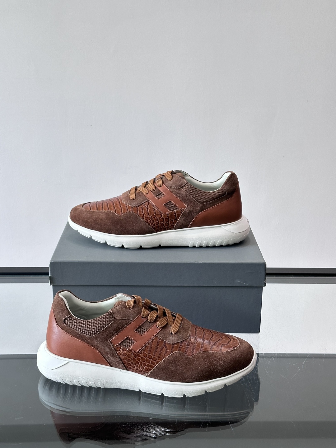Hogan H345男士休闲运动鞋​​👟意大利奢侈品牌Hogan的H345棕色运动鞋，采用麂皮+蛇纹皮革
