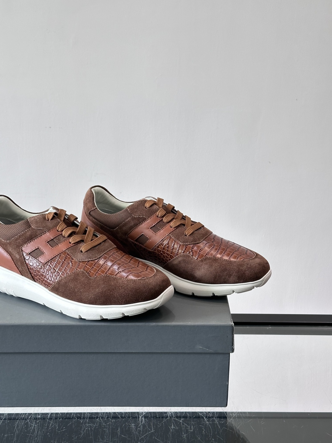 Hogan H345男士休闲运动鞋​​👟意大利奢侈品牌Hogan的H345棕色运动鞋，采用麂皮+蛇纹皮革