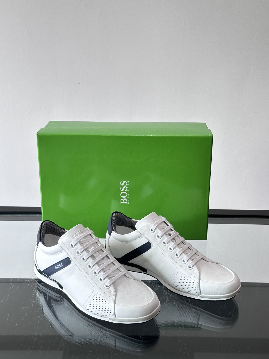 BOSS皮革透气高尔夫运动鞋，简约设计，优质皮革+透气孔拼接，透气又耐穿！鞋侧深蓝条纹点缀，品牌感满满✨