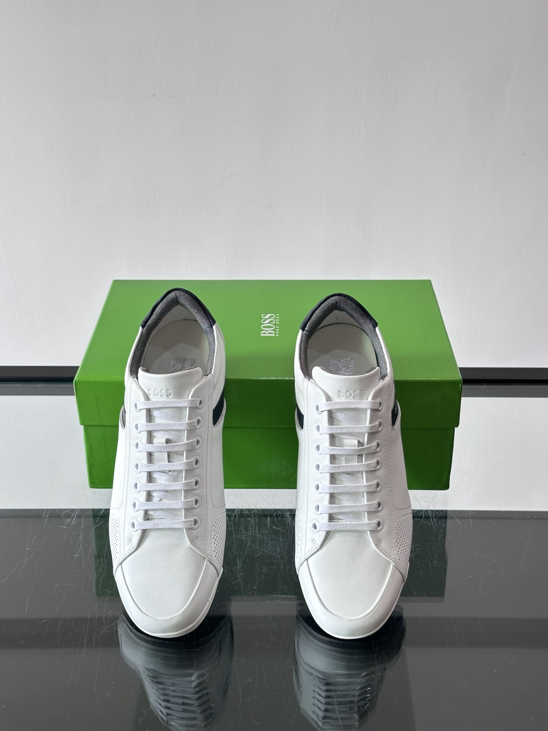 BOSS皮革透气高尔夫运动鞋，简约设计，优质皮革+透气孔拼接，透气又耐穿！鞋侧深蓝条纹点缀，品牌感满满✨